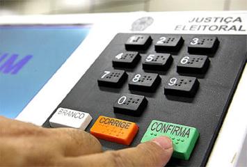urna-eletronica-mao-1551956.jpg urna-eletronica-mao-1551956.jpg