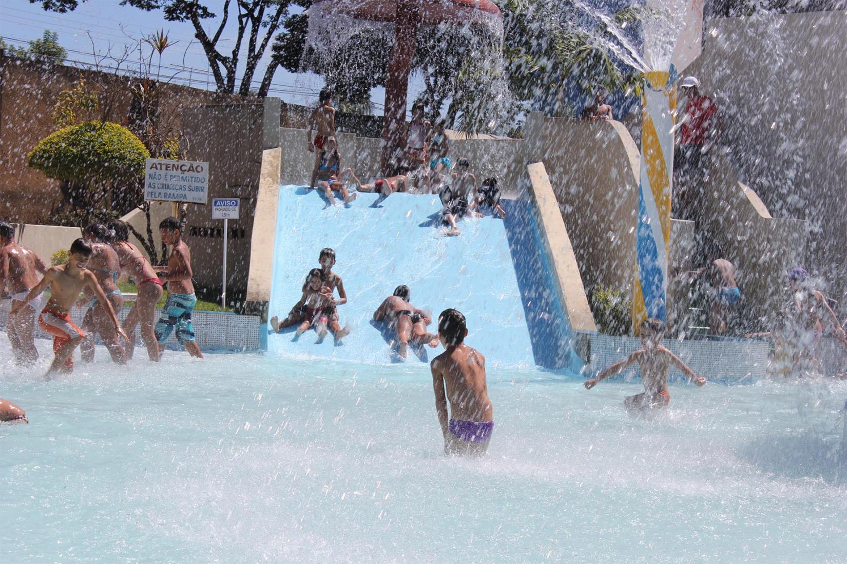 Clima seco é convite para o parque aquático do Clube dos Bancários -  Sindicato dos Bancários no Estado de Goiás